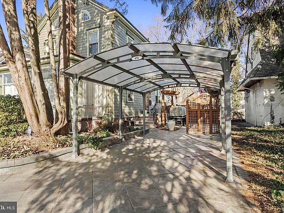 3rd image of 474 Parkway Ave