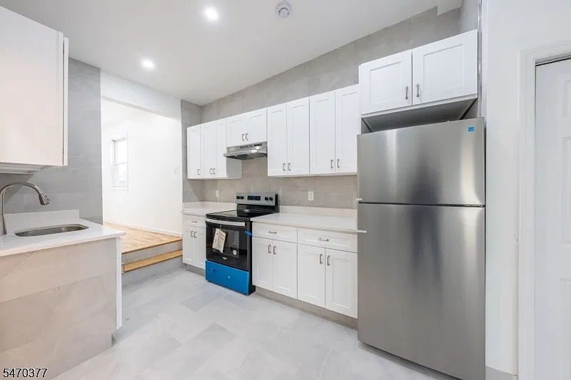 2 bed, 1.0 bath, $1,975 — Photo 2
