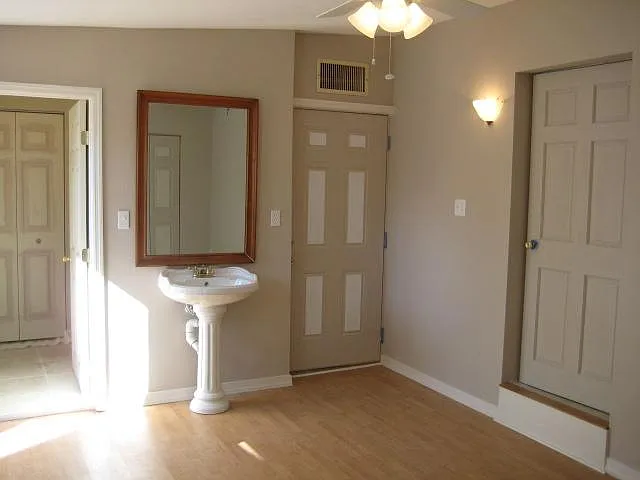 2132 Riviera Dr — Photo 17