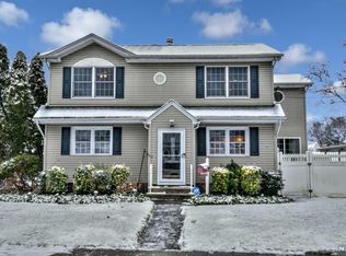 61 North Dr, Rochelle Park, NJ 07662