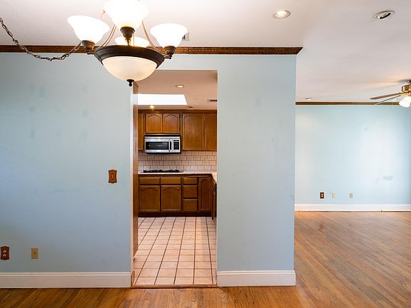 5th image of 4448 Iroquois Ave