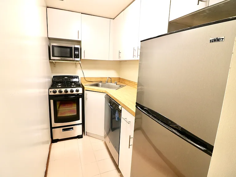 126 W 74th St #1B — Photo 3