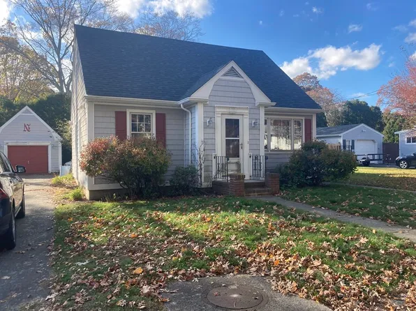 65 Coggeshall St, Dartmouth, MA 02747