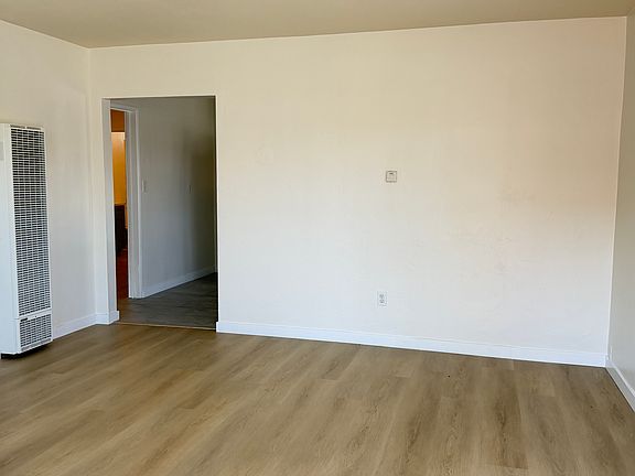 5th image of 552A E Flower St