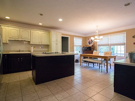 5th image of 8060 Leclay Dr