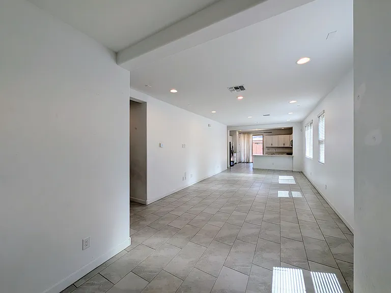 9509 W Sells Dr — Photo 7