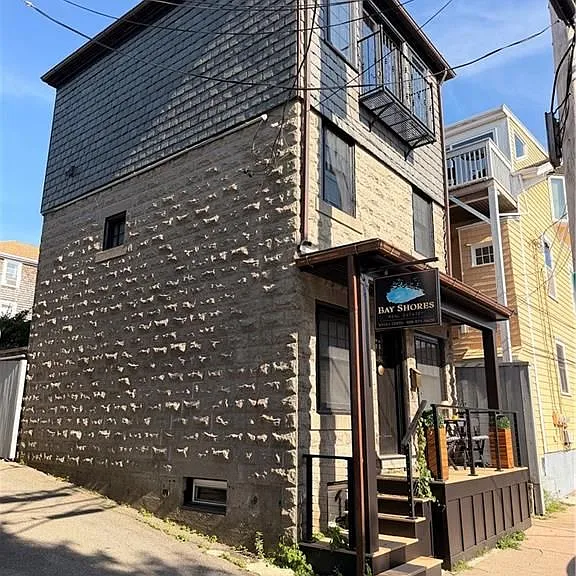 494 Thames St — Photo 1