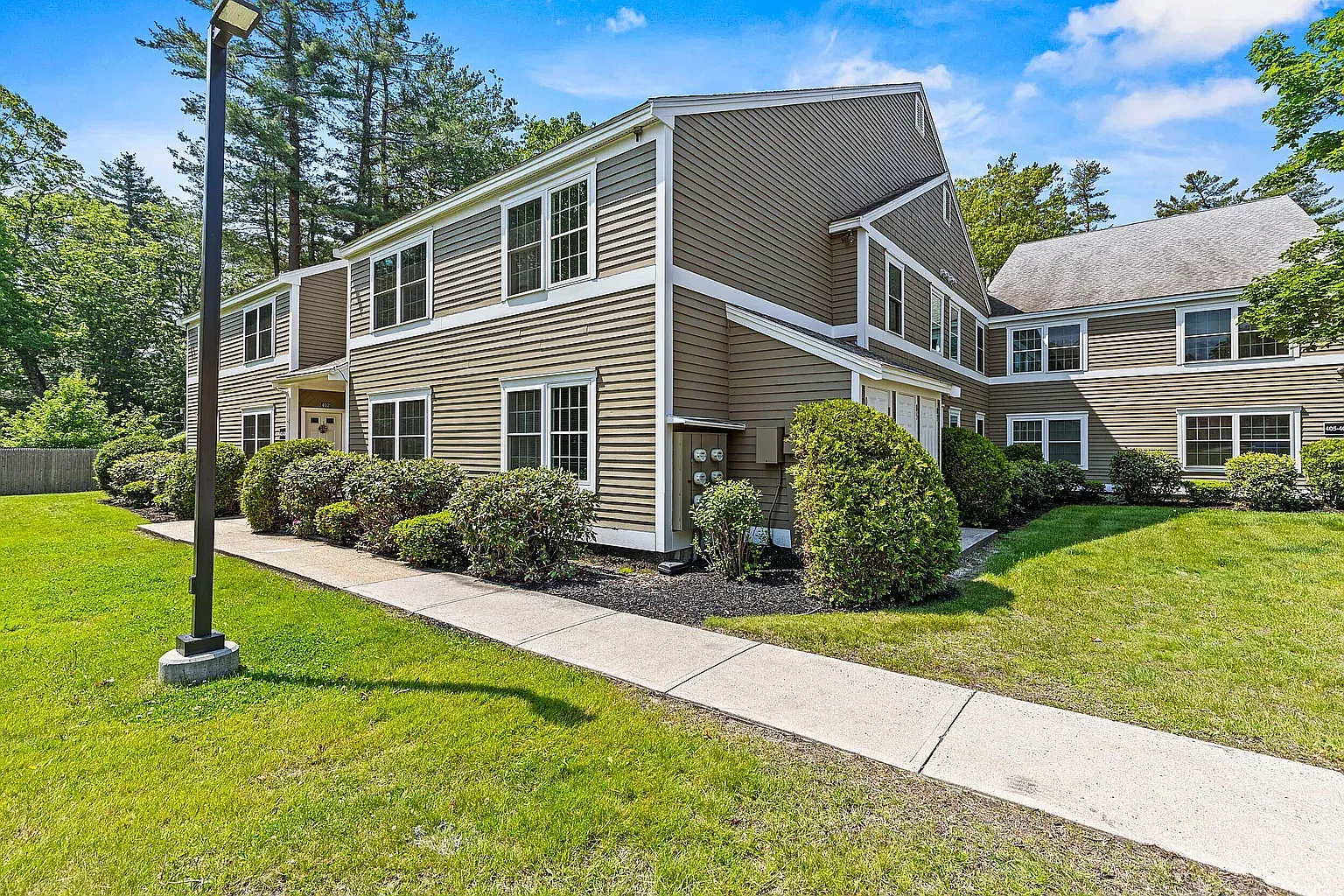 3 bed, 2.5 bath, 2200 sqft, $3,300 — Photo 3
