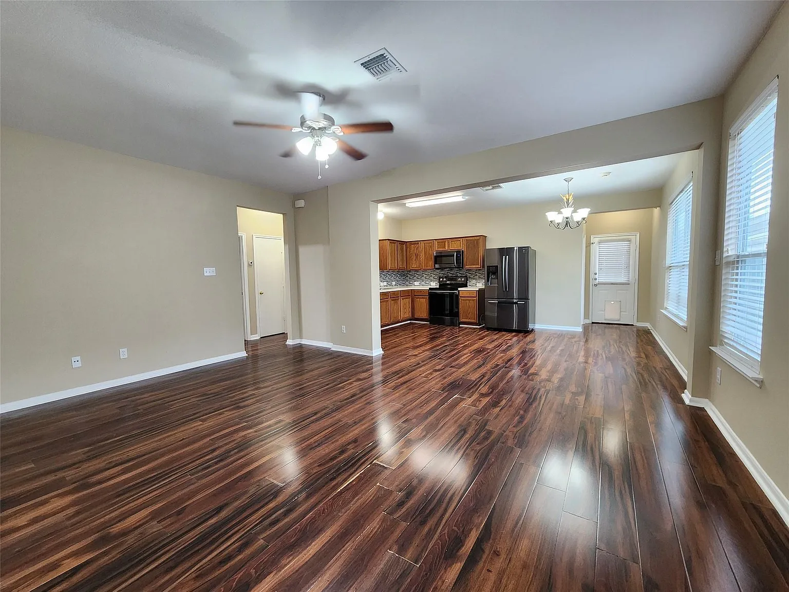 3 bed, 2.0 bath, 1409 sqft, $1,795 — Photo 2
