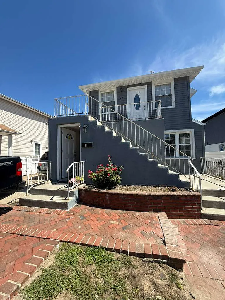 2 bed, $3,200 — Photo 1