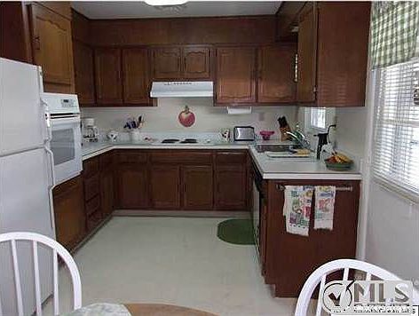 3rd image of 860C Dumbarton Dr