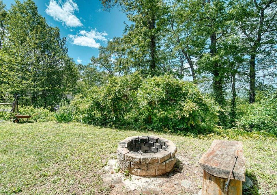 1st image of 911 Summit Way