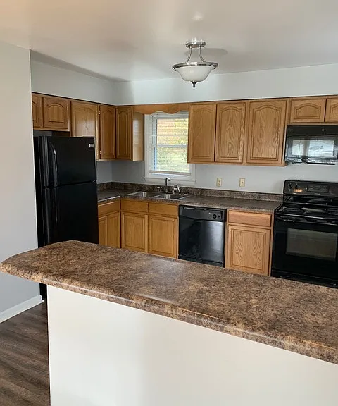 122 Phillips St — Photo 3