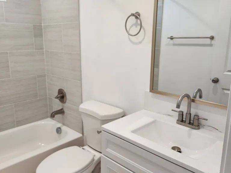915 W 8th St #2 — Photo 8
