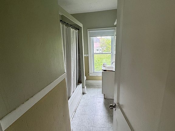 5th image of 2912 Whitney St Floor 2