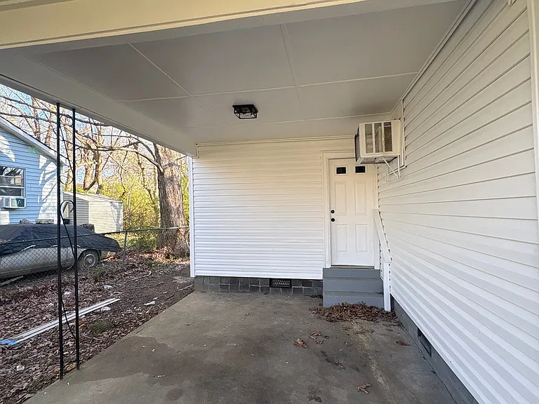 668 Coach St — Photo 3
