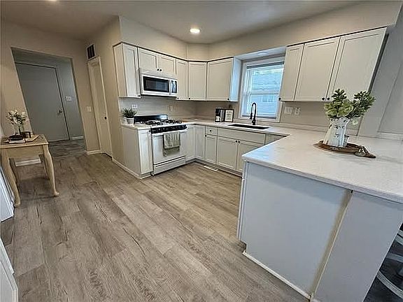 4th image of 709 Center St E