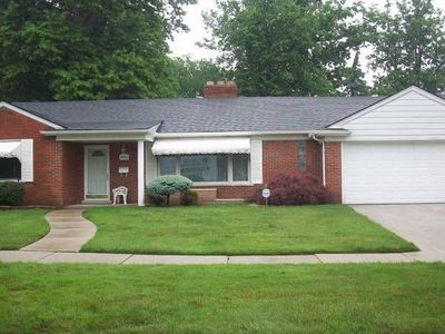 19885 Fairway Dr, Grosse Pointe Woods, MI, 48236