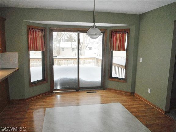 5th image of 233 Suncrest Ct SW