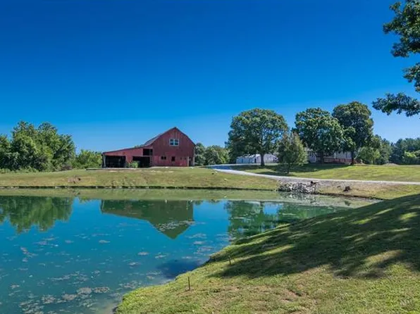 1300 Straube Ln, Brighton, IL 62012