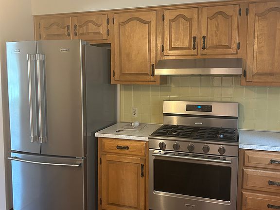 5th image of 371 Elm Ave