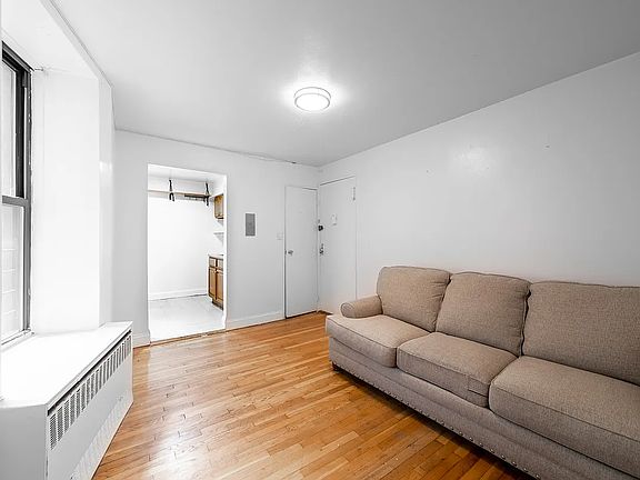 2nd image of 393 Hewes St APT 1D