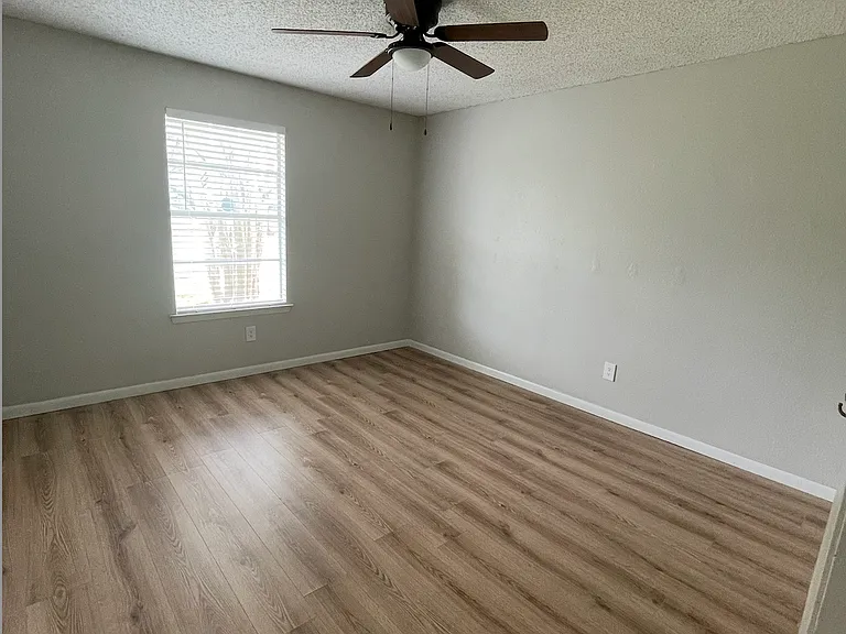 large 2nd bedroom, new laminate floors