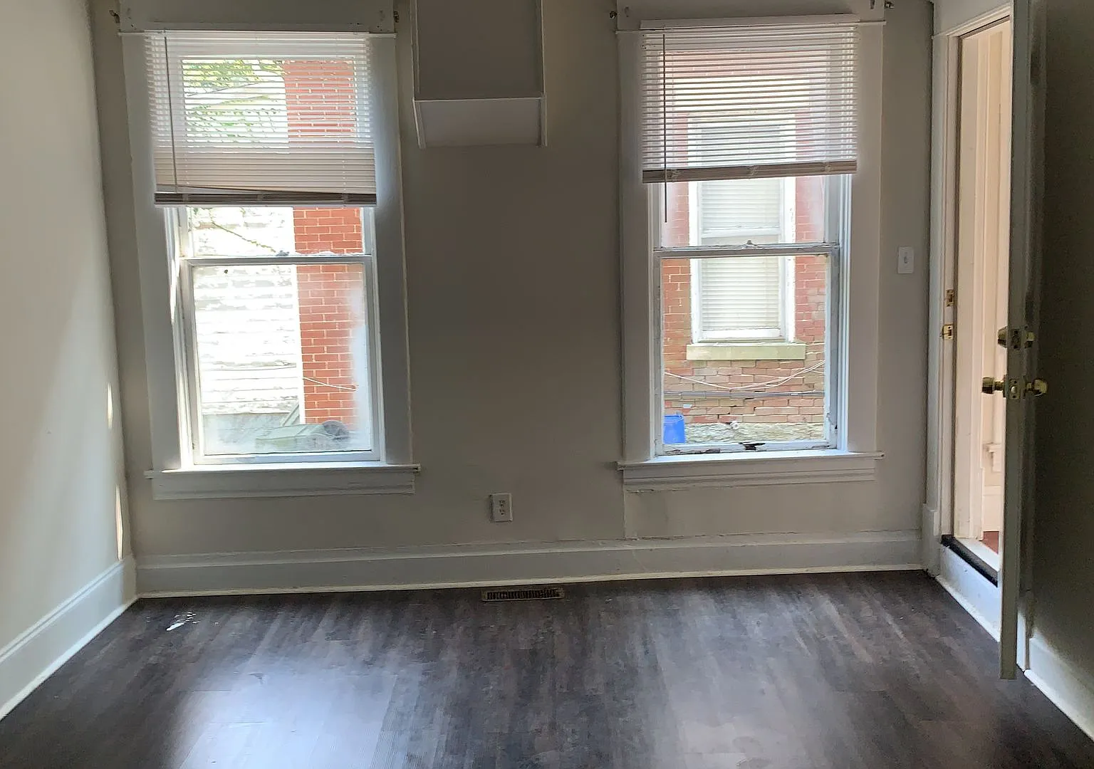 Ideal for Groups of 7! Spacious 3 BR/1 BA Near UK (Combine with Upstairs 4 BR Unit) — Photo 2