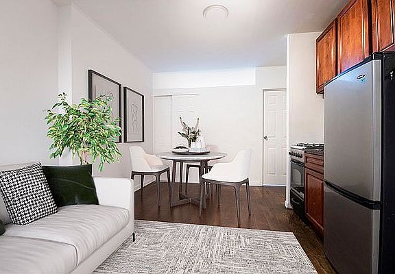 4th image of 309 E 61st St APT 9