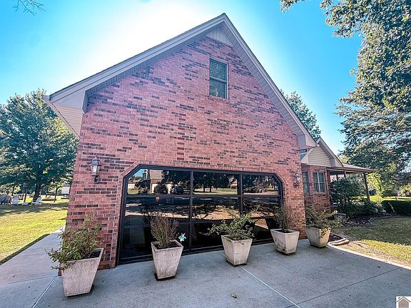 3rd image of 2106 Creekwood Dr