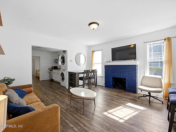 4th image of 2337 GILMORE Street