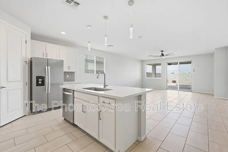 4 bed, 3.0 bath, 2156 sqft, $2,495 — Photo 4