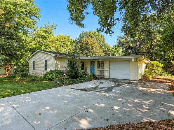 306 E South Mahomet Rd, Mahomet, IL 61853