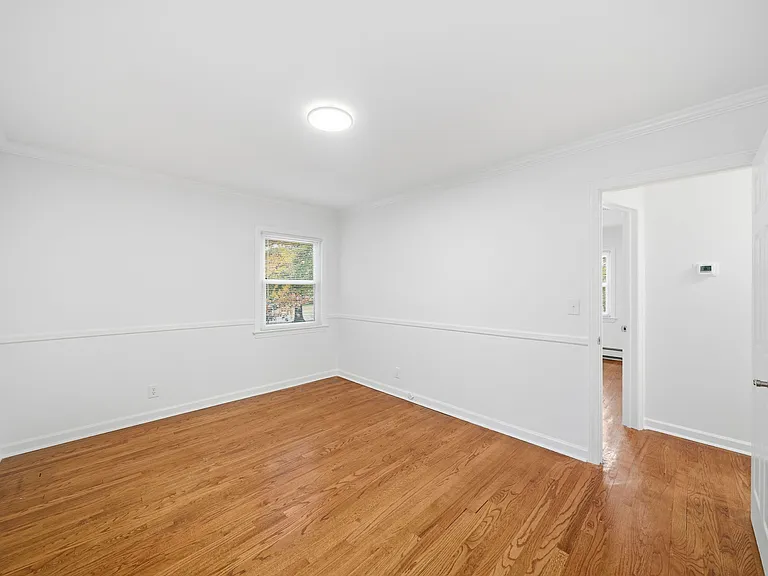 10 Lloyd Ave — Photo 23