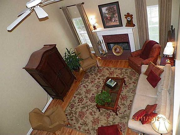 LR with vaulted ceiling