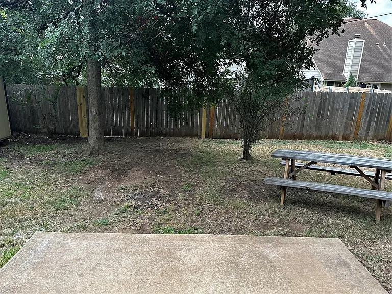 8007 Bounty Trl — Photo 32