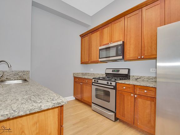 3rd image of 2934 W Montrose Ave Unit 204