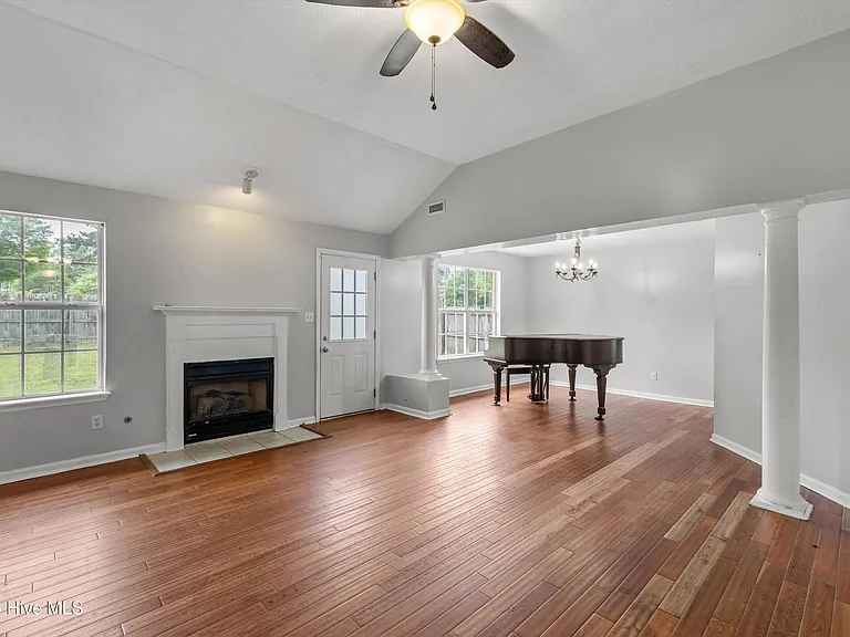 546 Jackson St — Photo 6