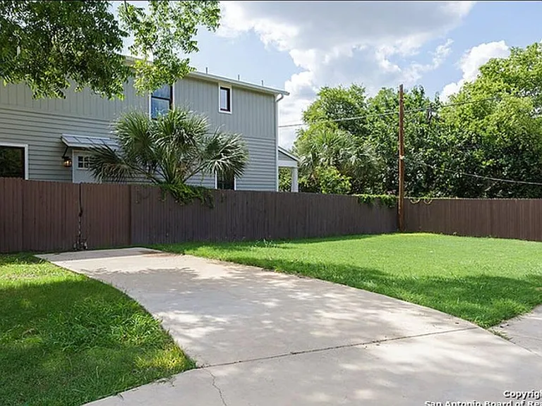 319 E Courtland Pl — Photo 17