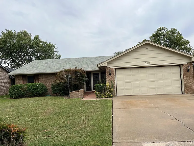 610 Rosanne St — Photo 1
