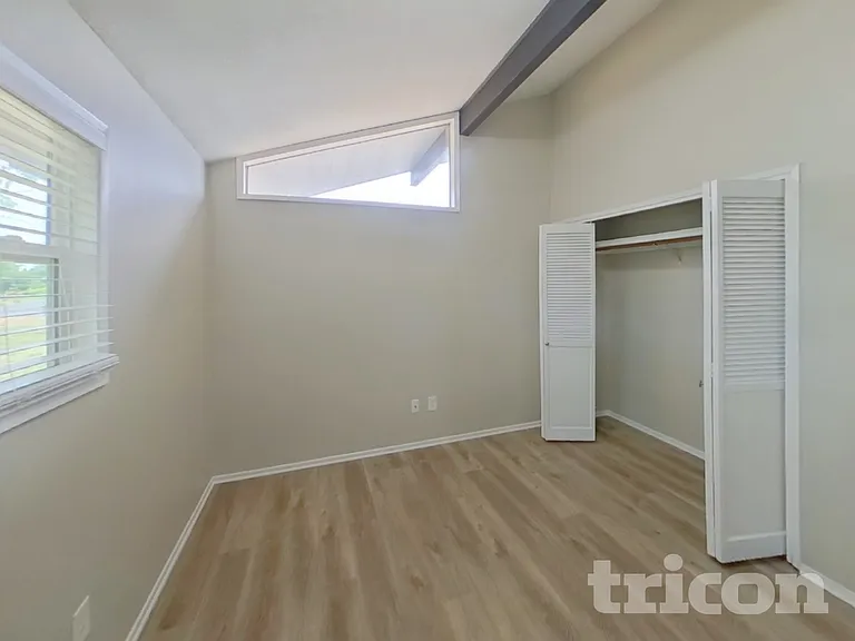4201 NE 51st St — Photo 12