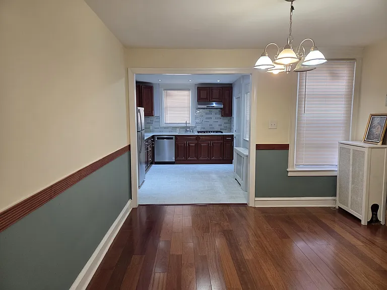 559 Rosalie St — Photo 2