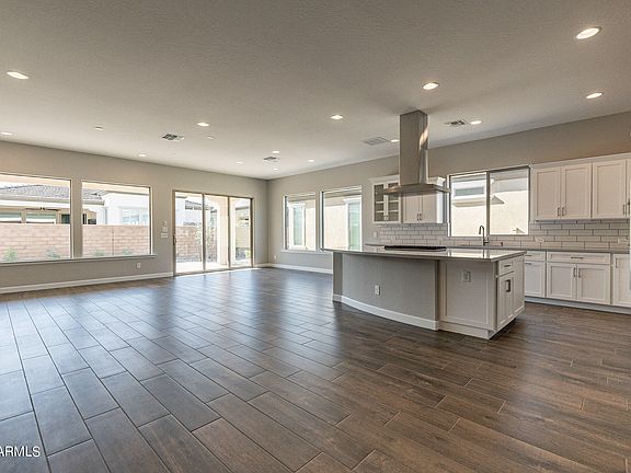 4th image of 693 E VETERANS Way