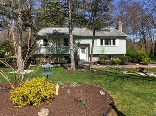 15 Rainbow Ct, Hamden, CT 06514