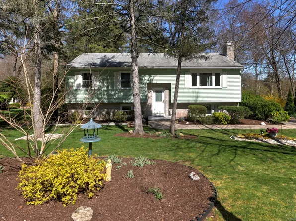 15 Rainbow Court, Hamden, CT 06514
