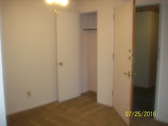 entry way/dining room