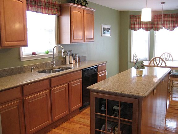 Kitchen w/quartz tops