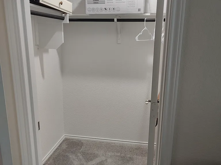 2nd floor Second bedroom w/ huge Walk-in Closet