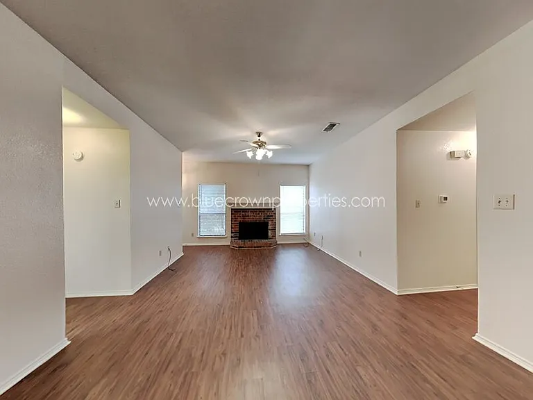 10317 Lone Pine Ln — Photo 3