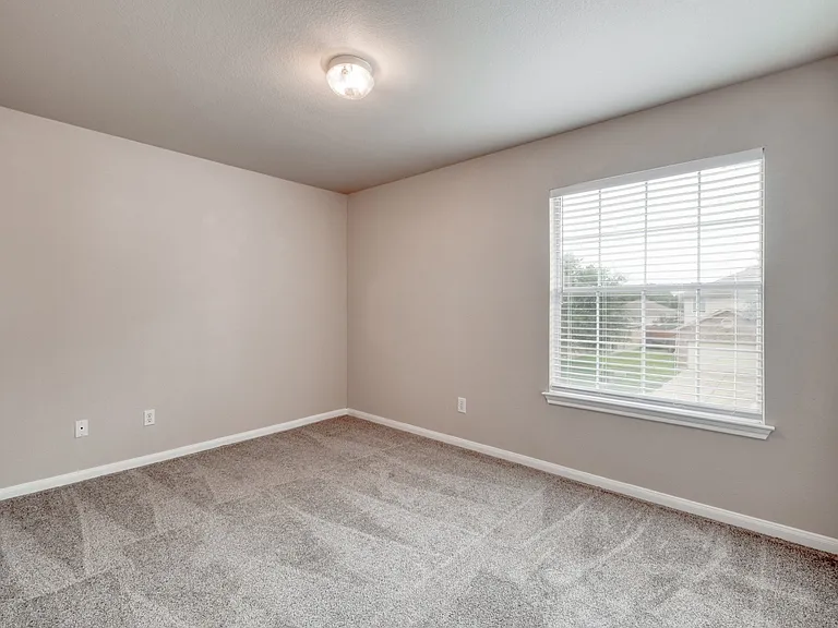 211 Hanstrom Dr — Photo 26